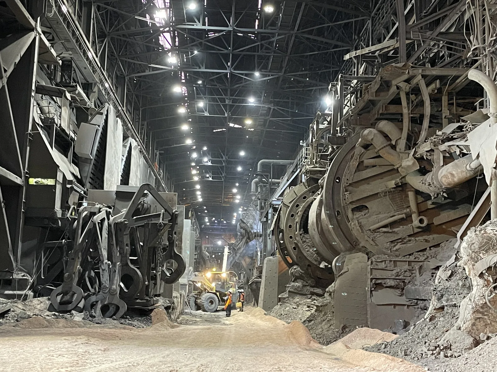 Ollas en la nave del Horno Flash de la fundición de Chuquicamata