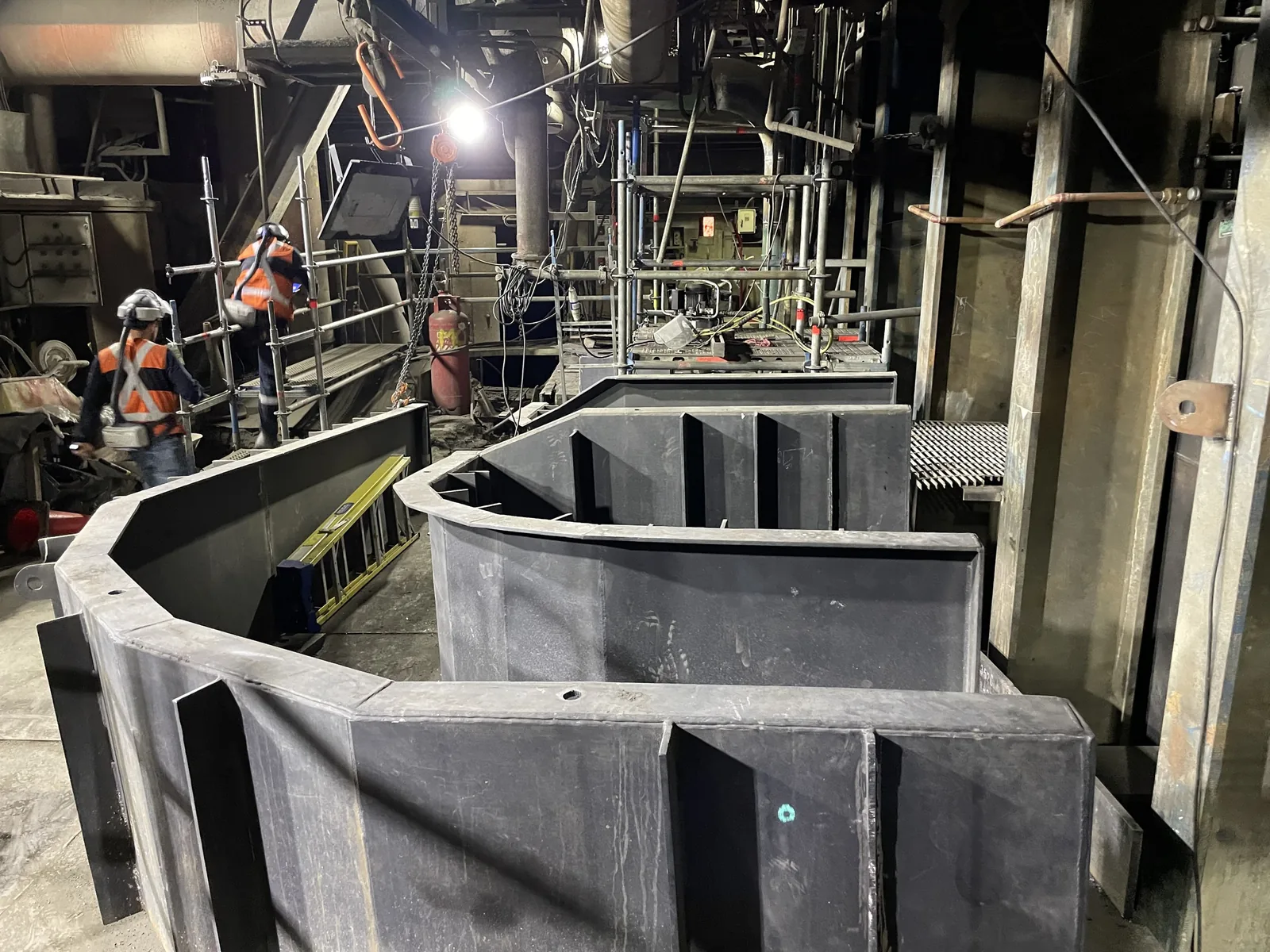 Paneles del encerramiento de ollas en la nave del Horno Flash