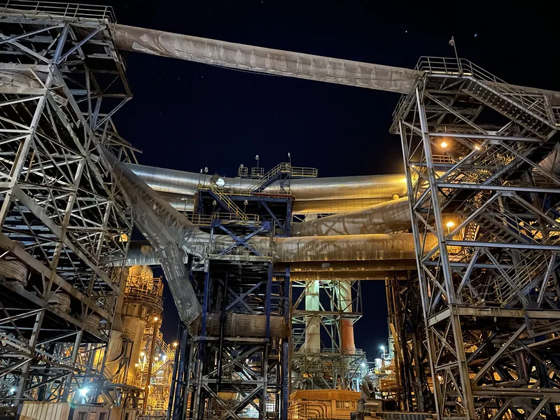Fundición Chuquicamata · Estructuras de la fundición de noche