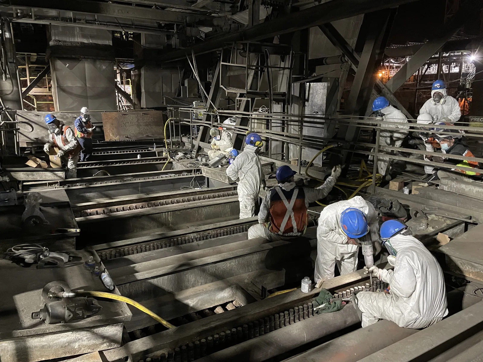 Cuadrilla en el interior de la caldera