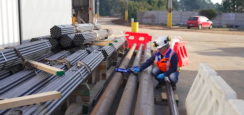 Inspección de los tubos en el acopio
