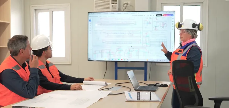 Revisión de planos en la oficina técnica
