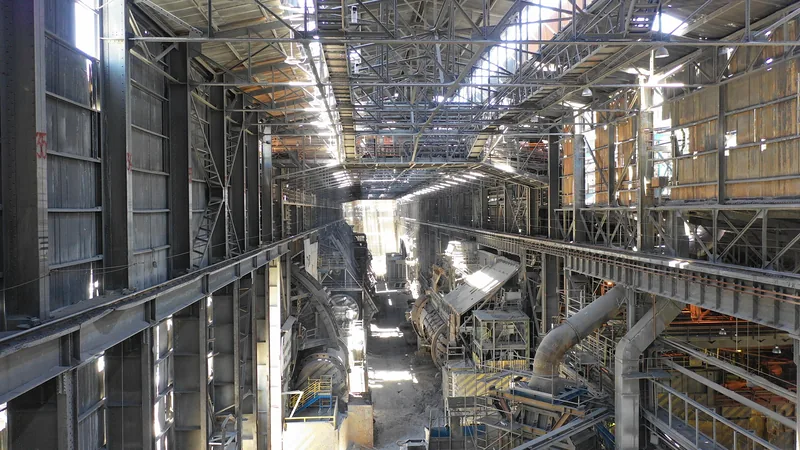 Fundición Chuquicamata · Nave de la fundición y vigas de rodado de las grúas