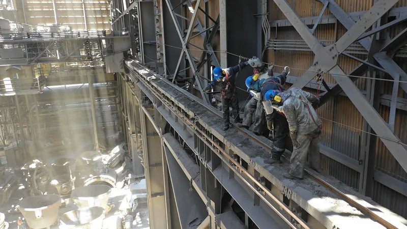 Fundición Chuquicamata · Trabajo en altura sobre el riel