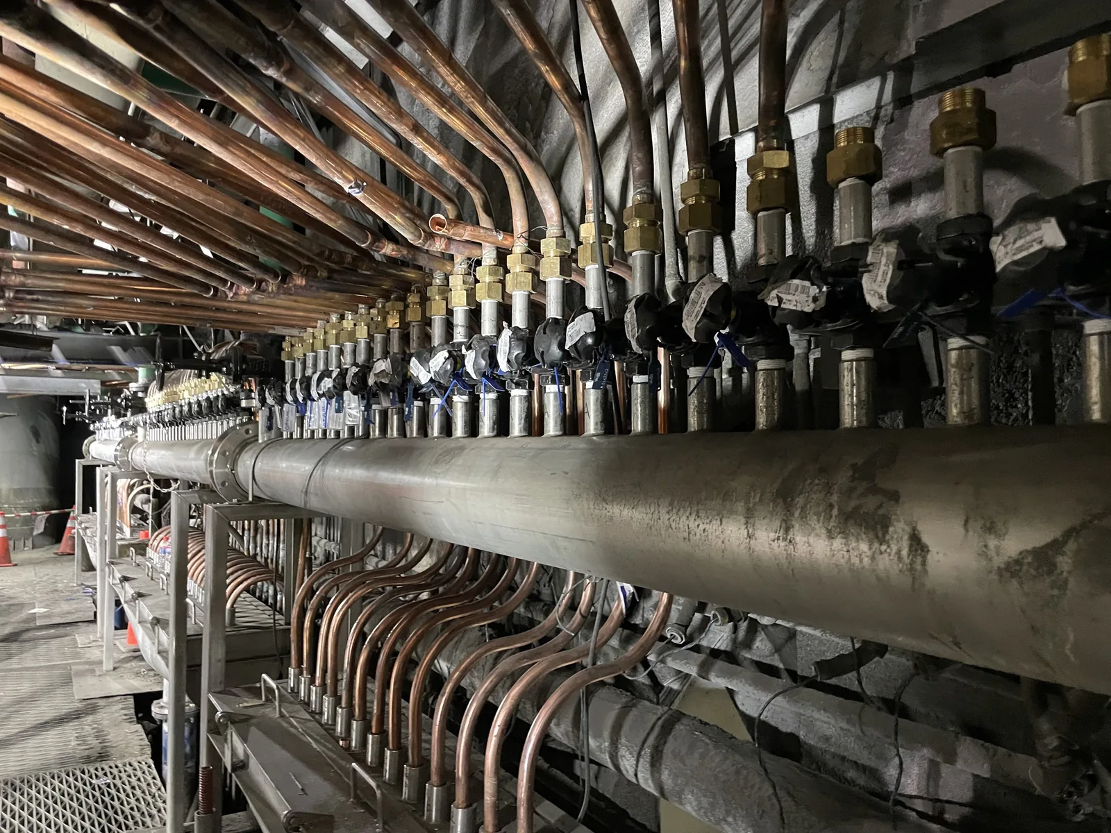 Circuitos de enfriamiento de cobre conectados a un manifold de acero inoxidable
