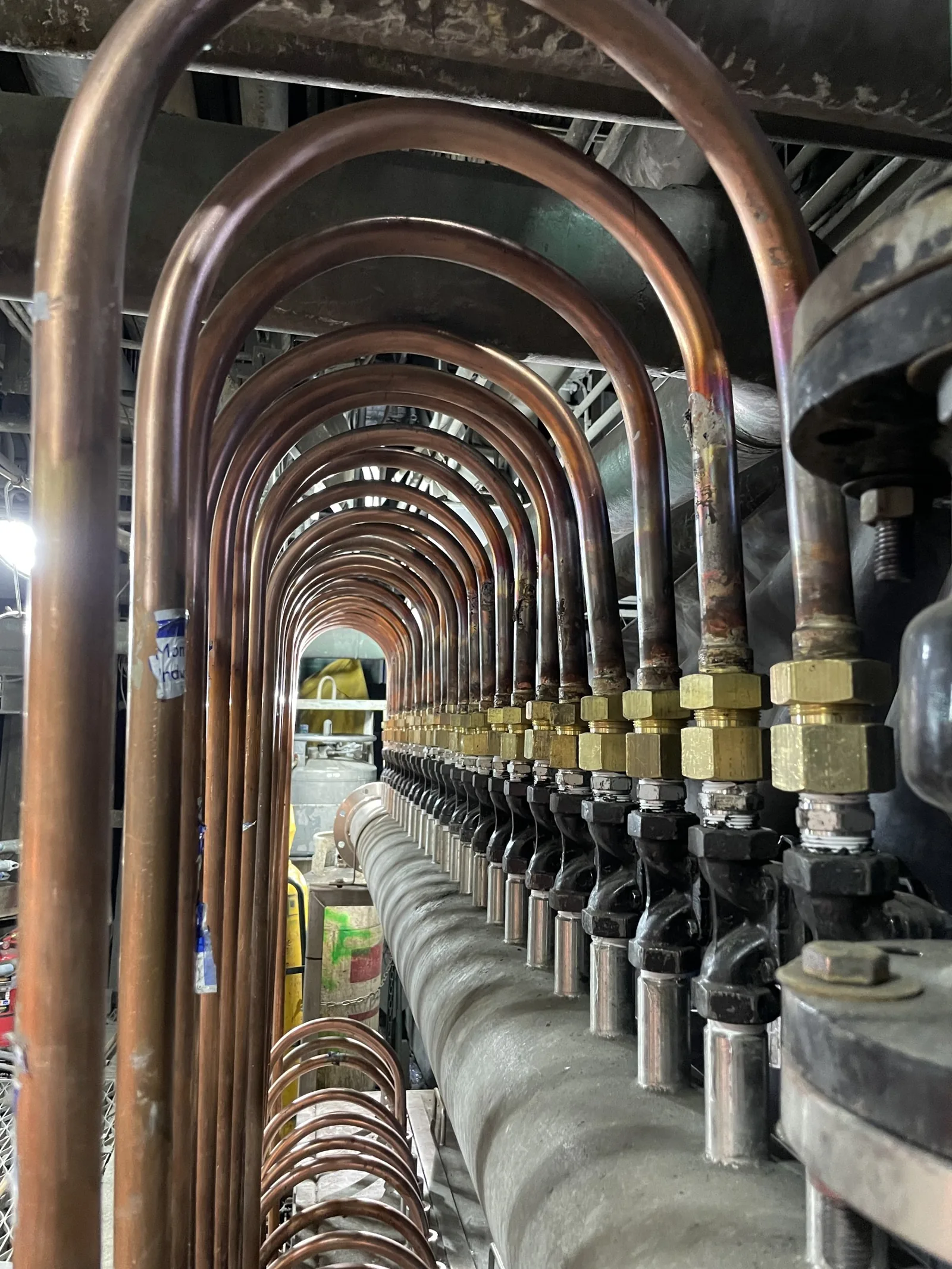 Líneas de cobre de los circuitos del horno
