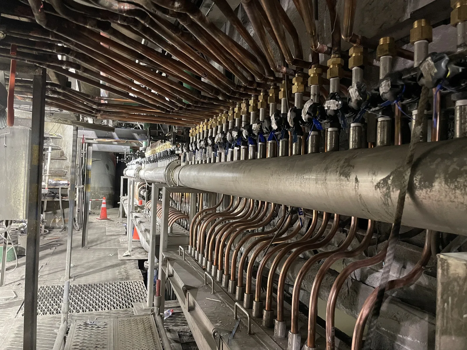 Tramo de manifolds en la nave del horno