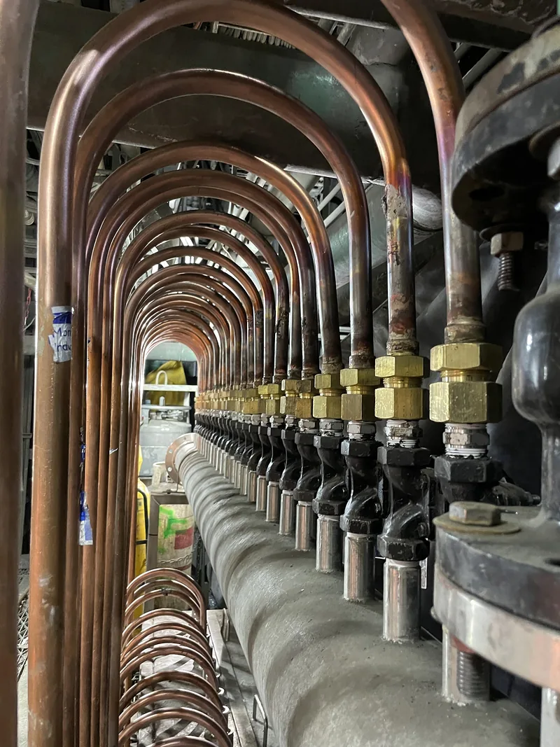 Horno Flash, Chuquicamata · Circuitos de cobre en arco sobre el manifold