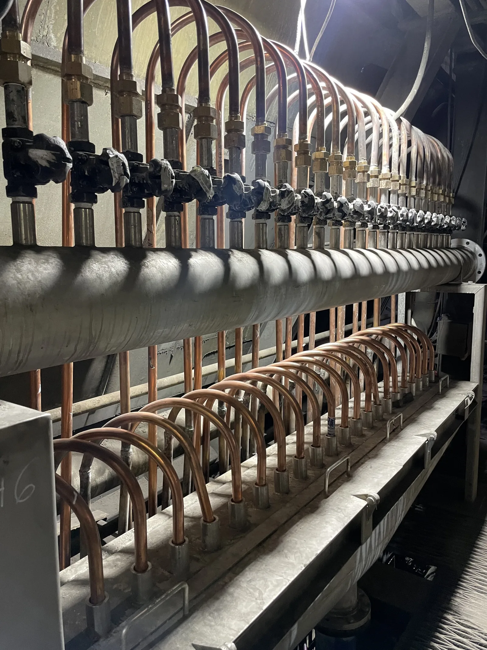 Manifold con sus válvulas y circuitos