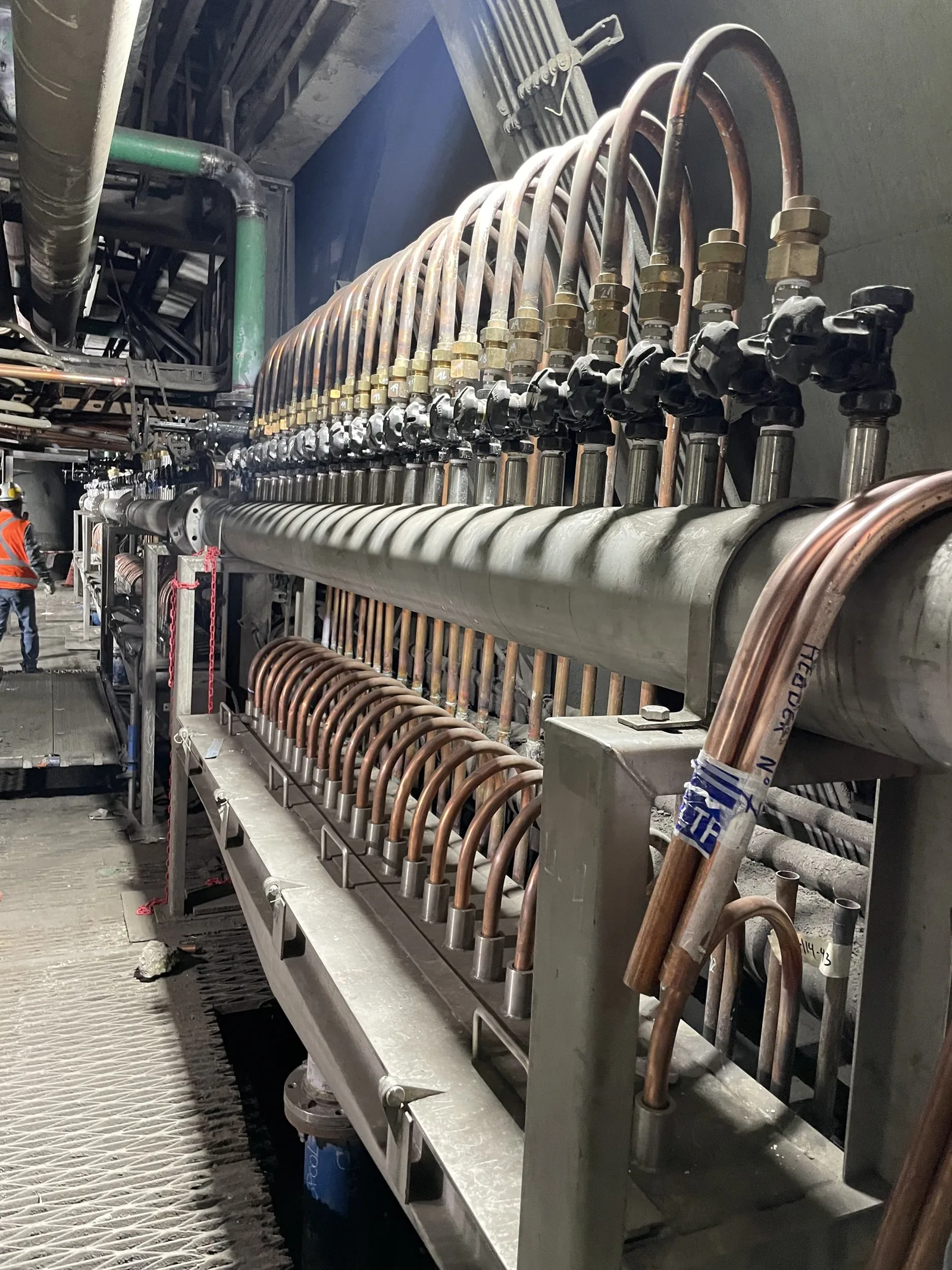 Tramo del manifold en la nave del horno
