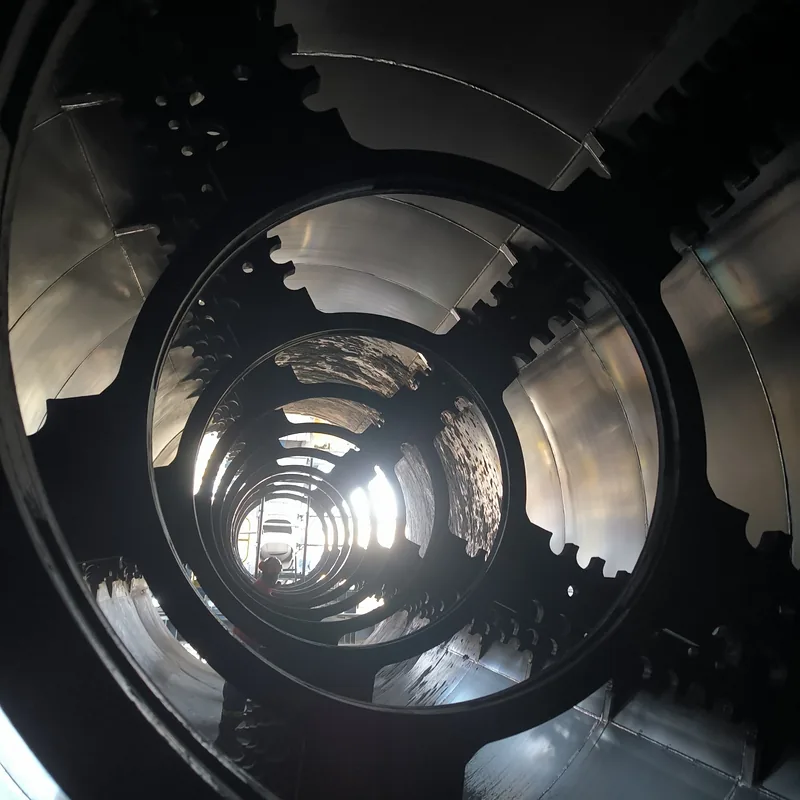 Secador 6, Chuquicamata · Interior del secador con las secciones de coils