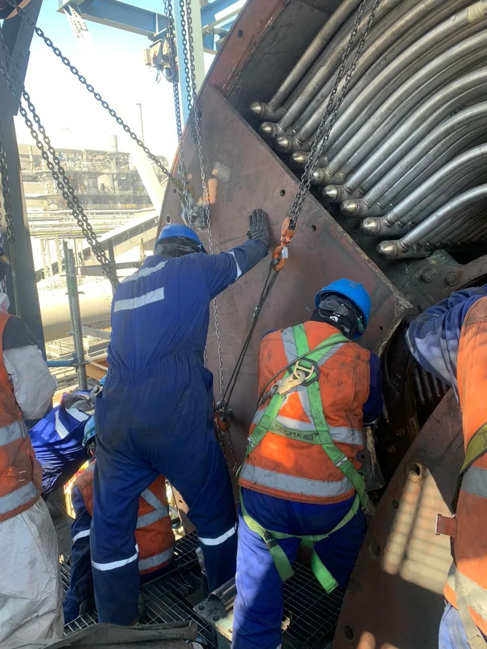 Trabajo con arnés junto a una sección de coils