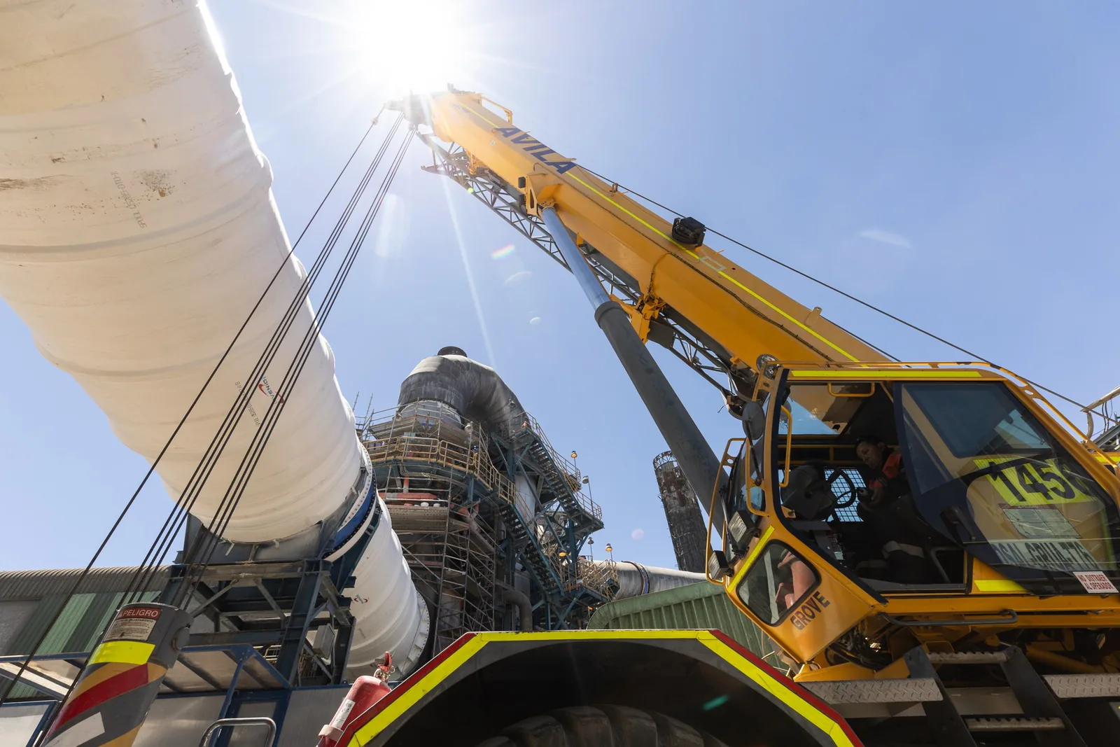 Grúa telescópica junto al ducto de gases de la fundición de Potrerillos