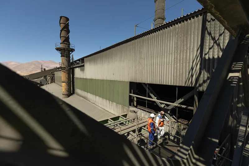 Fundición Potrerillos · Pasarela exterior y chimenea de la fundición