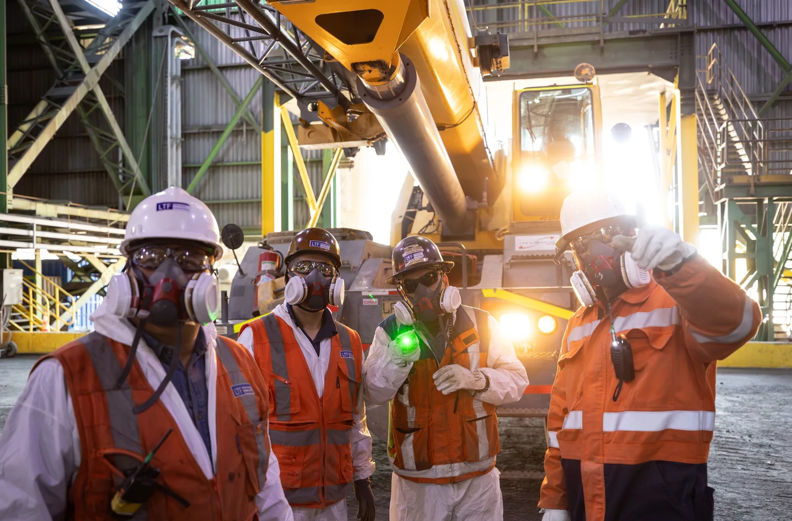 Cuadrilla de LTF junto a la grúa