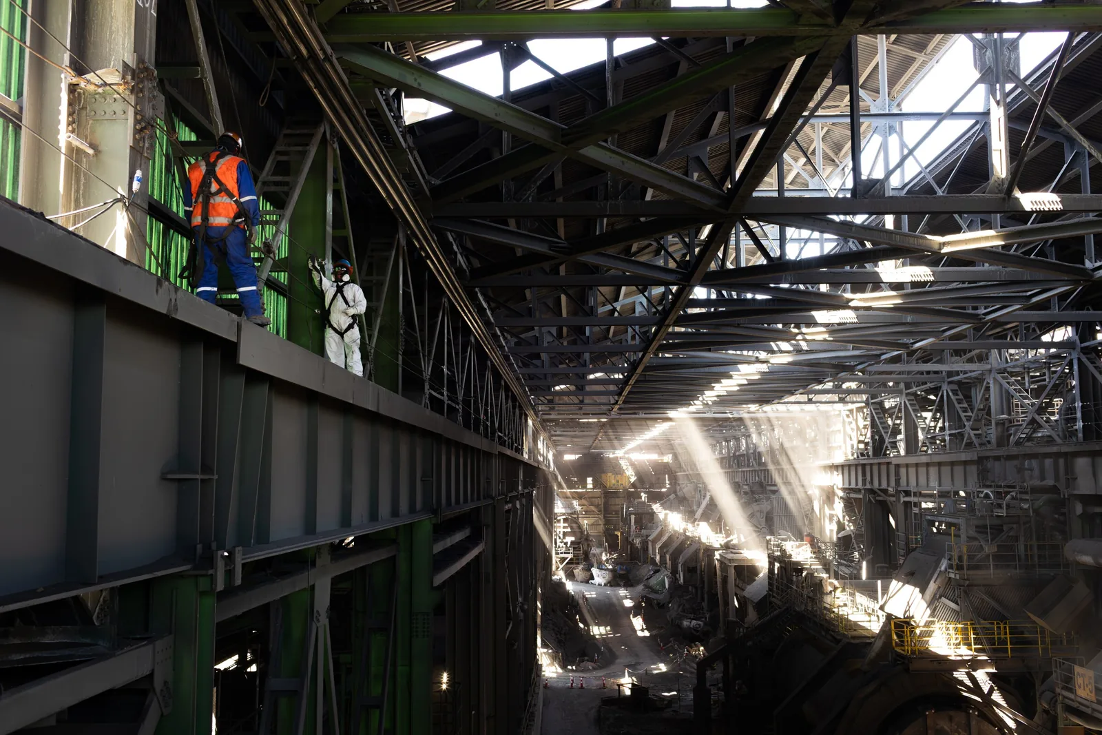 Luz cenital sobre la nave de la fundición de Potrerillos, con trabajadores de LTF