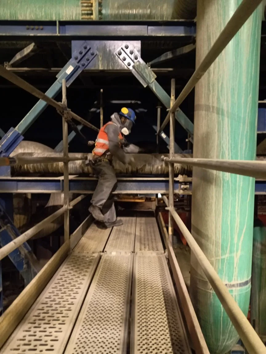 Trabajador sobre la pasarela entre las líneas