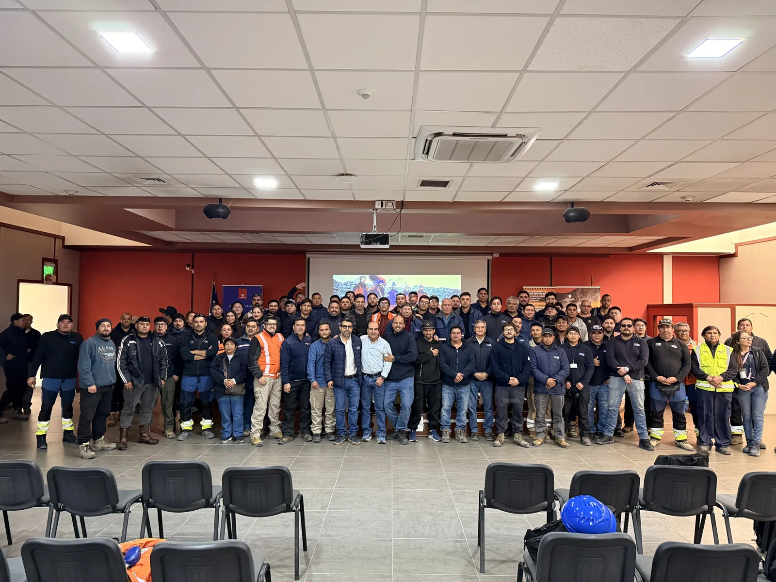 Equipo de LTF reunido en la sala de la charla de prevención en Calama