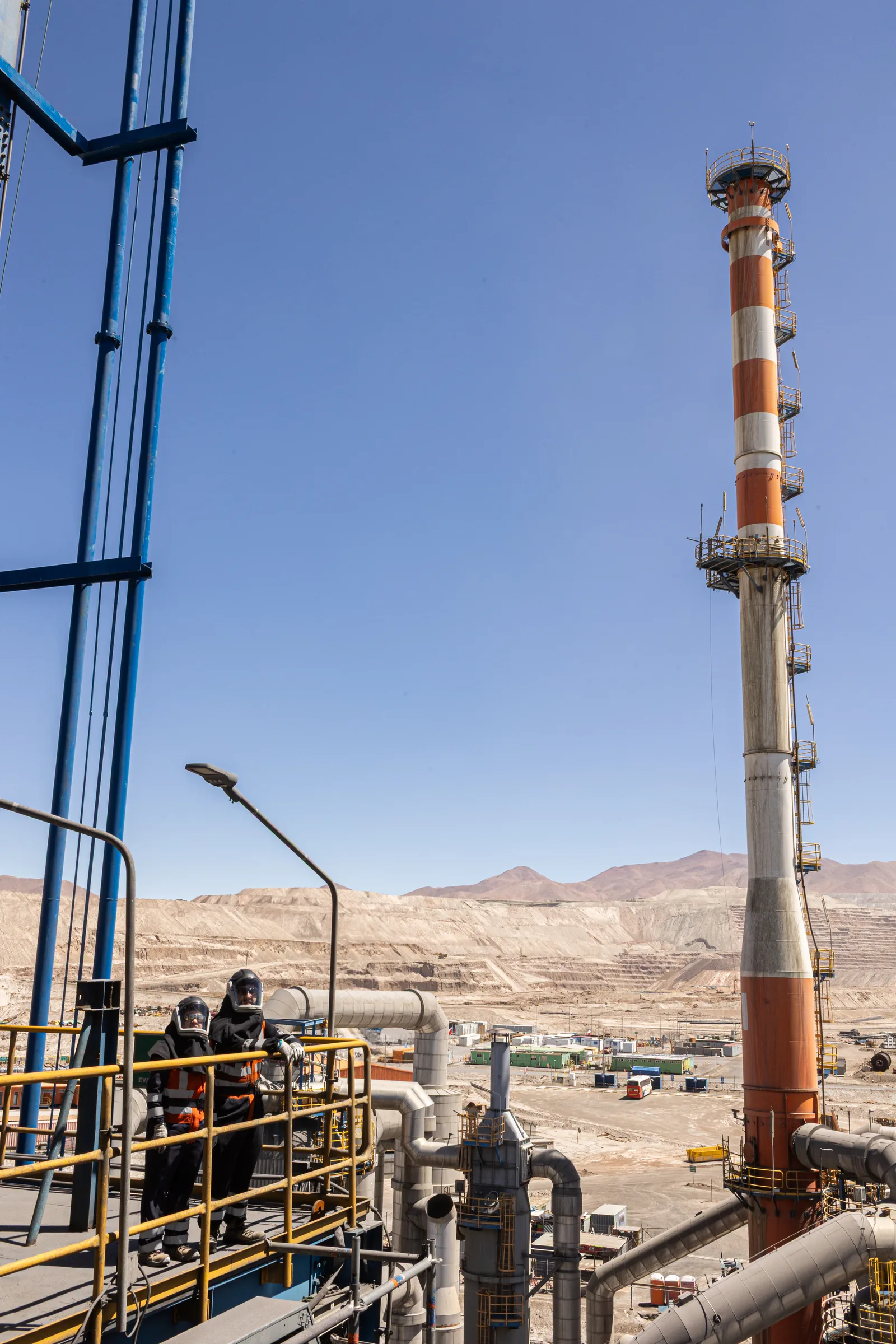 Chimenea de la planta y cuadrilla en una plataforma