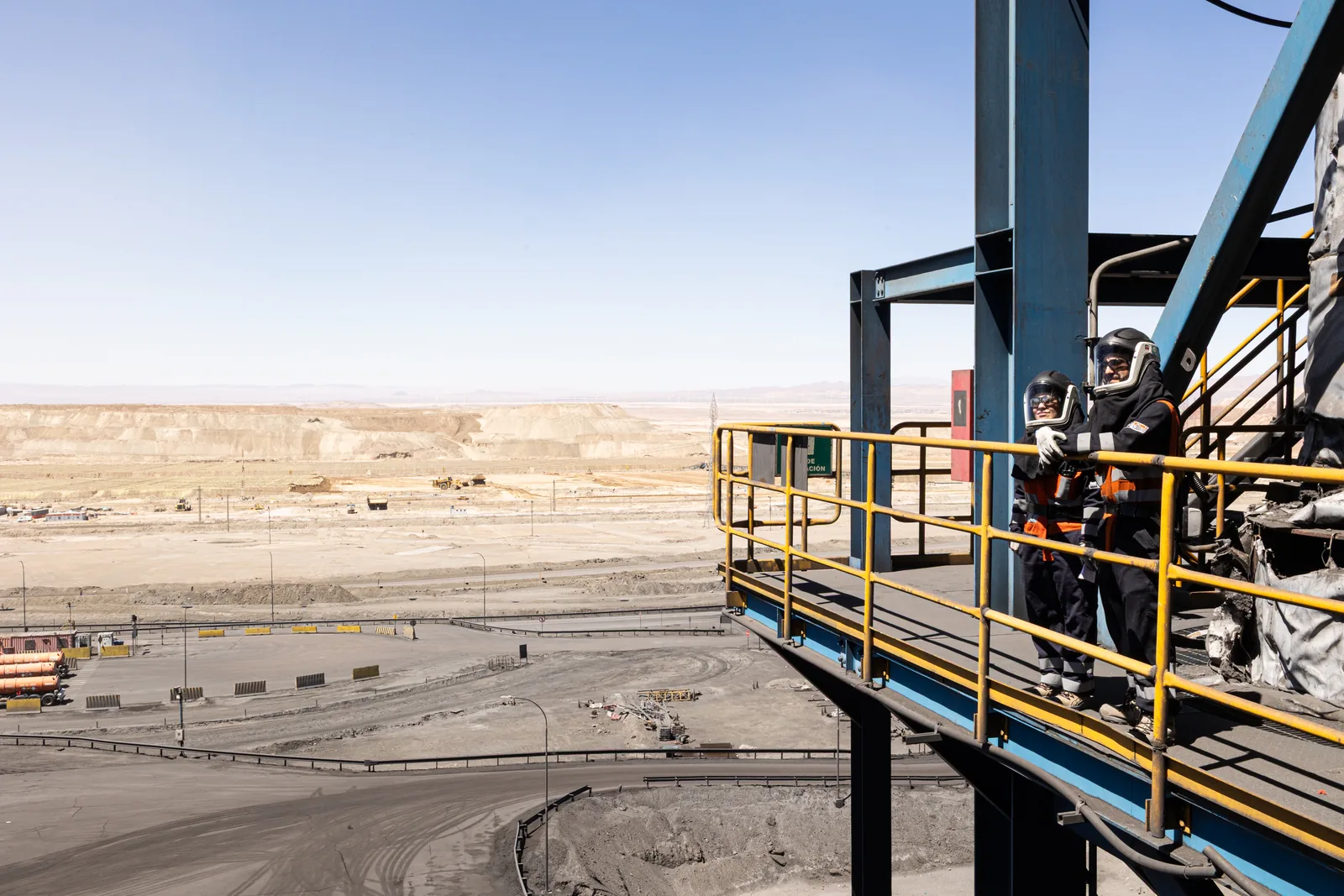 Plataforma en altura con vista al desierto