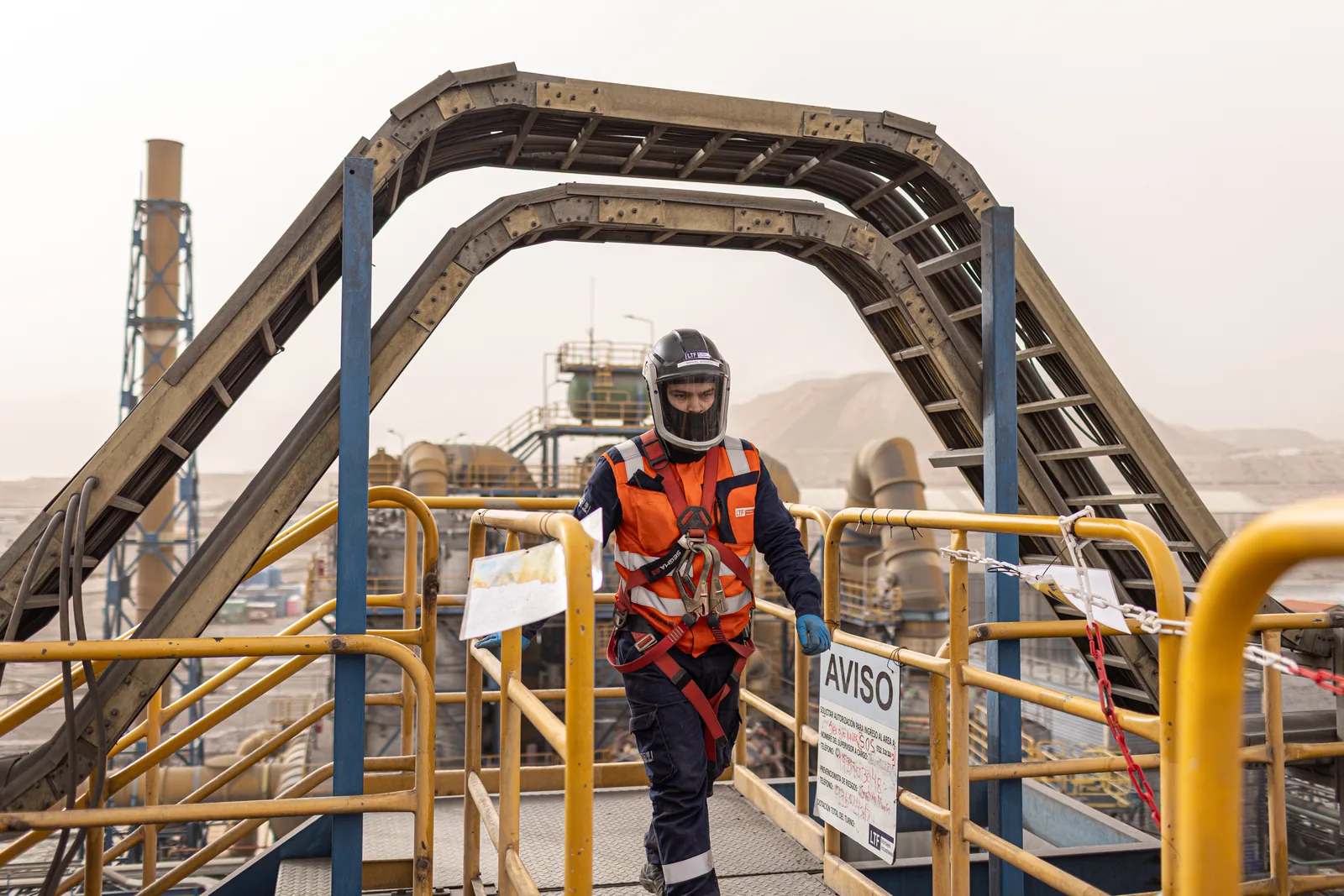 Trabajador en la pasarela de acceso