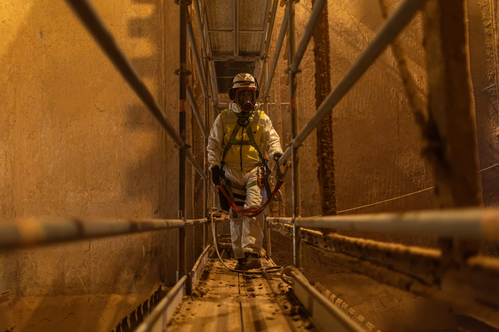 Trabajador en el pasillo de andamios