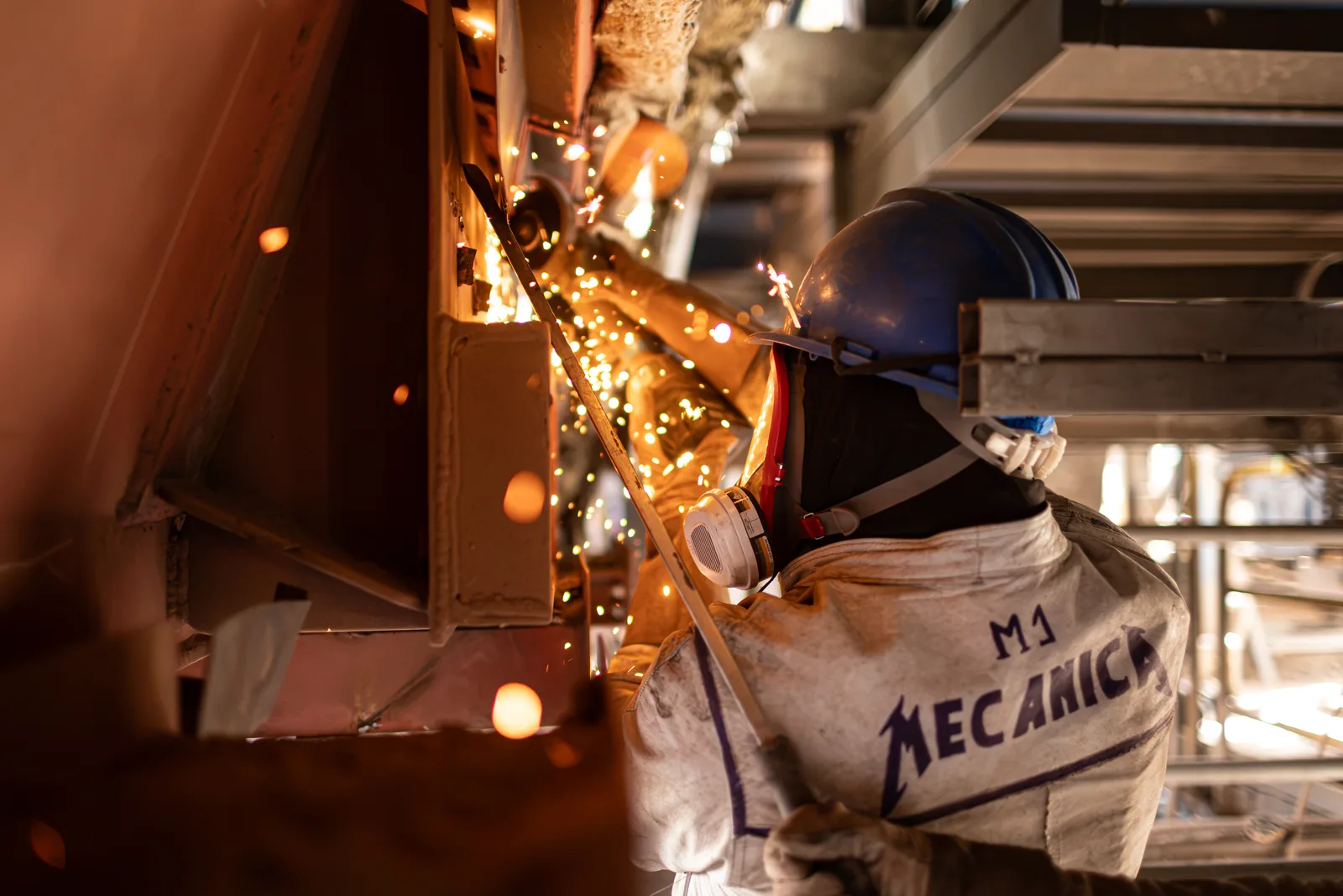 Corte en la estructura, con chispas