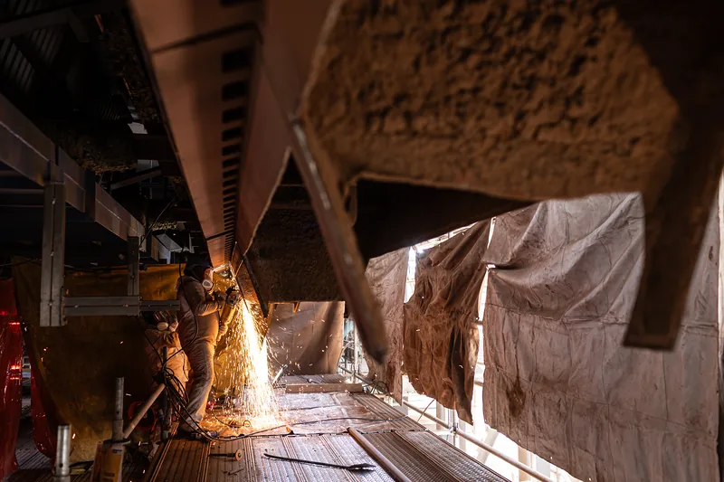 Corte bajo la estructura, junto a la lona de protección