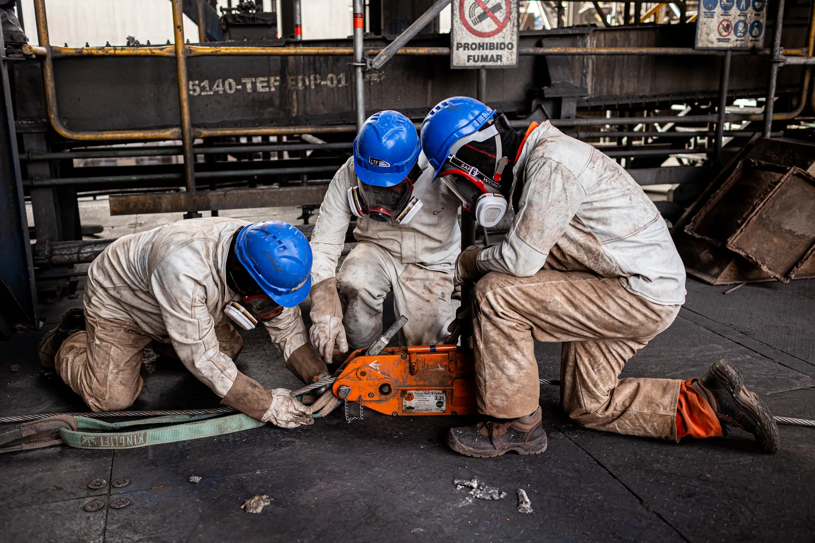 Cuadrilla operando una máquina portátil