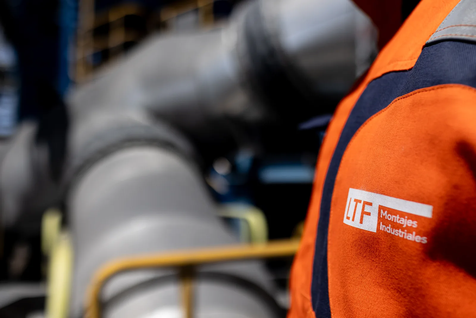 Logo de LTF en el chaleco de un trabajador