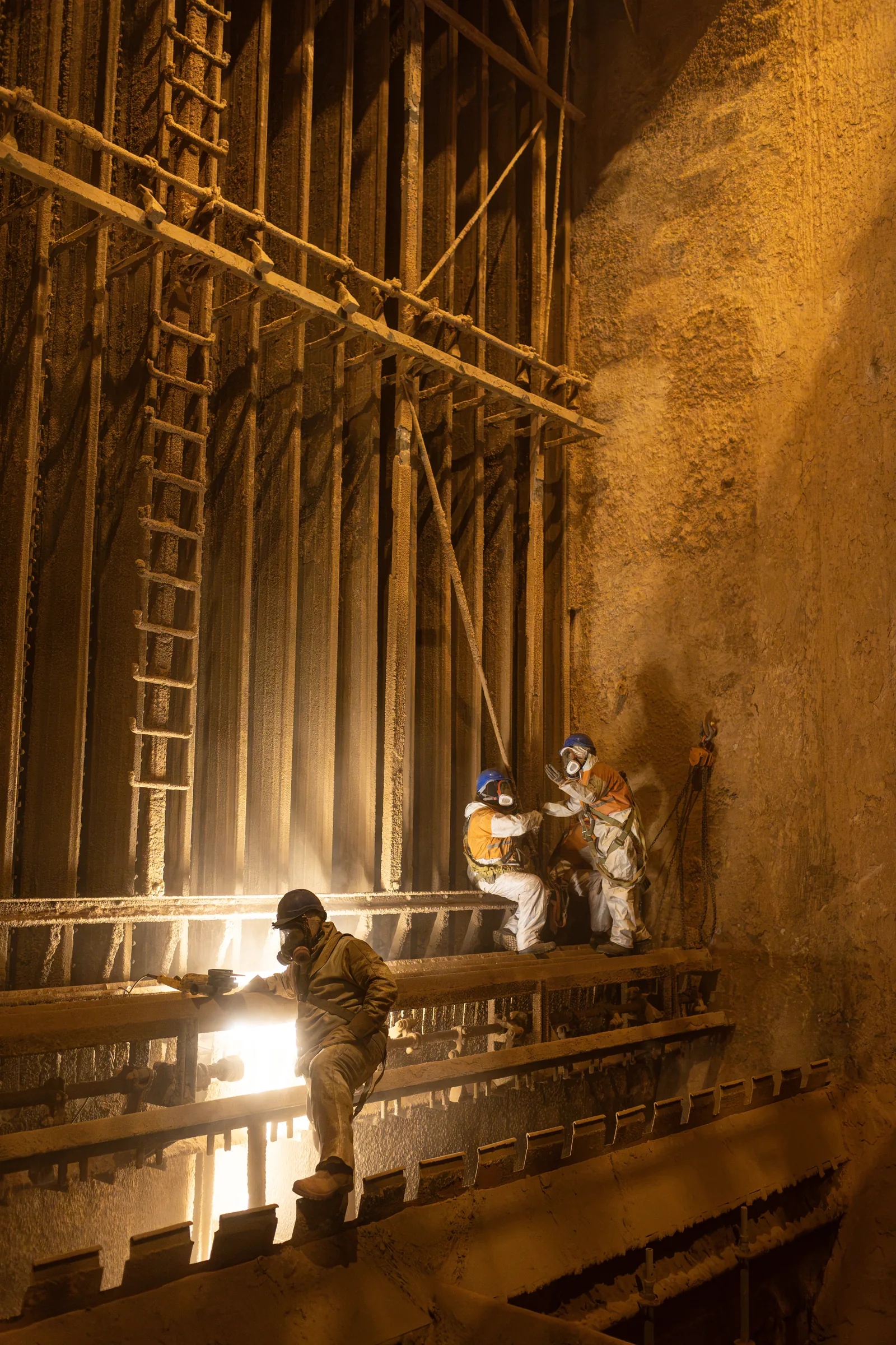 Trabajo entre las placas durante el turno de noche