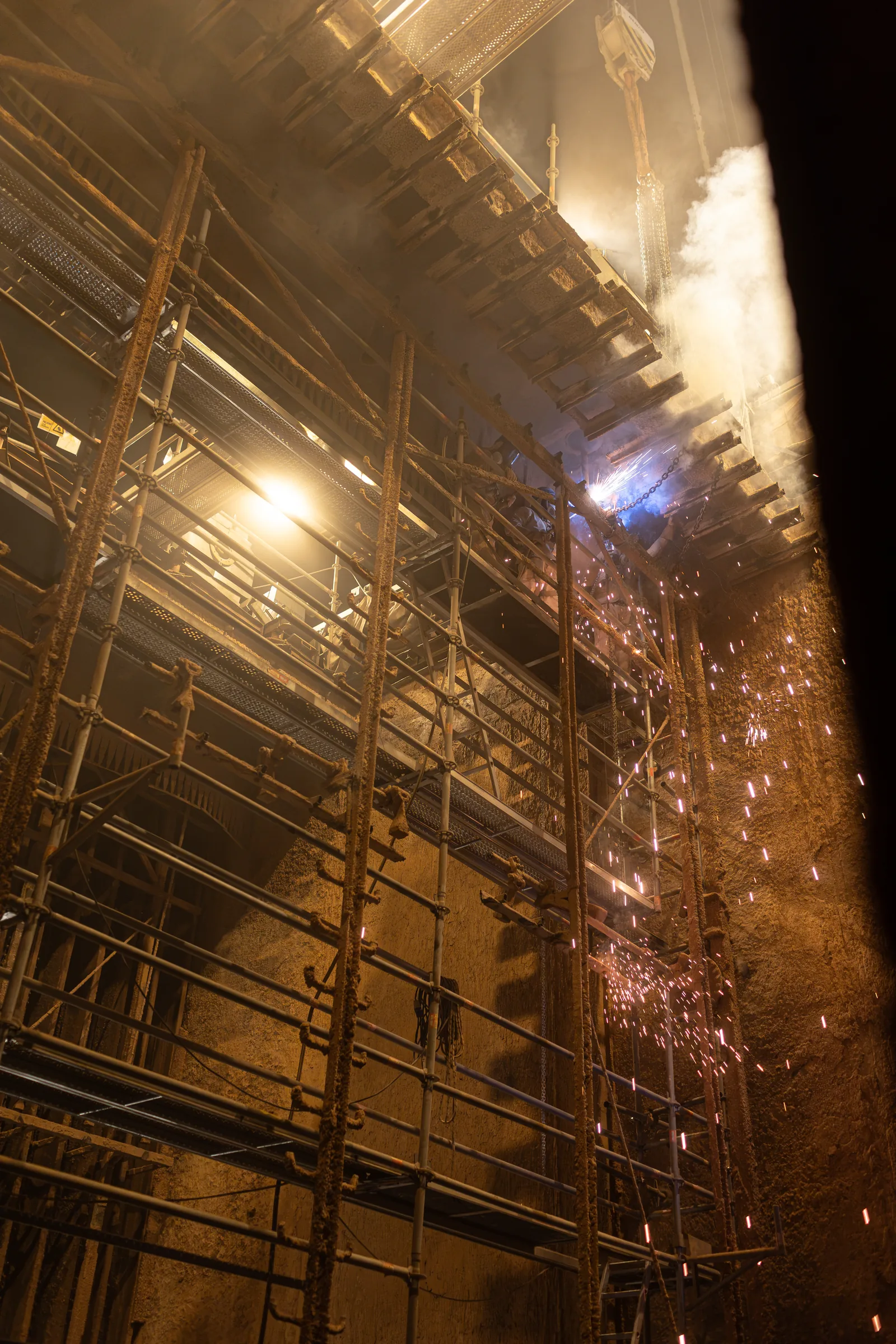 Chispas en el interior del precipitador, de noche