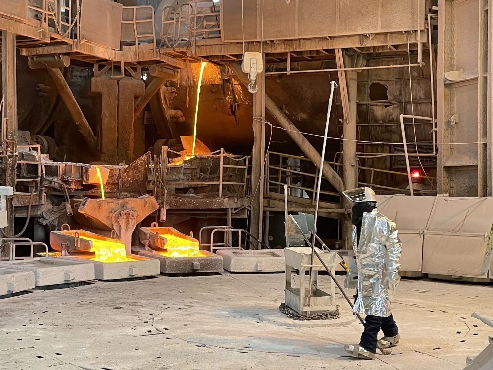 Colada de cobre en los moldes de la rueda de moldeo de Chuquicamata