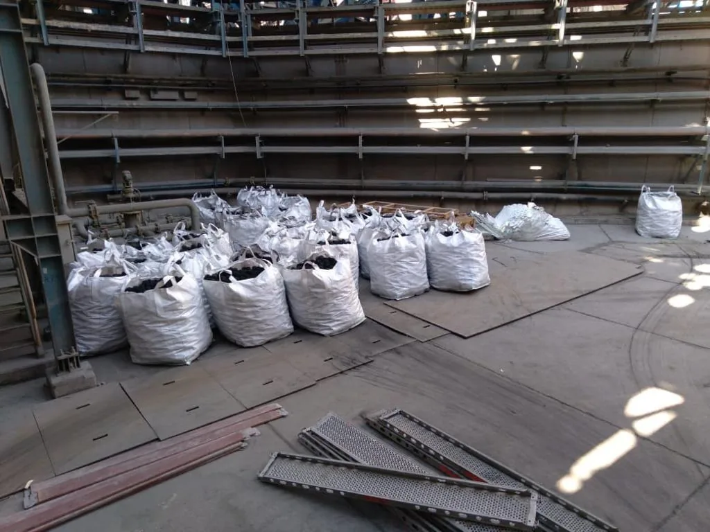 Maxisacos de catalizador en la nave de la planta