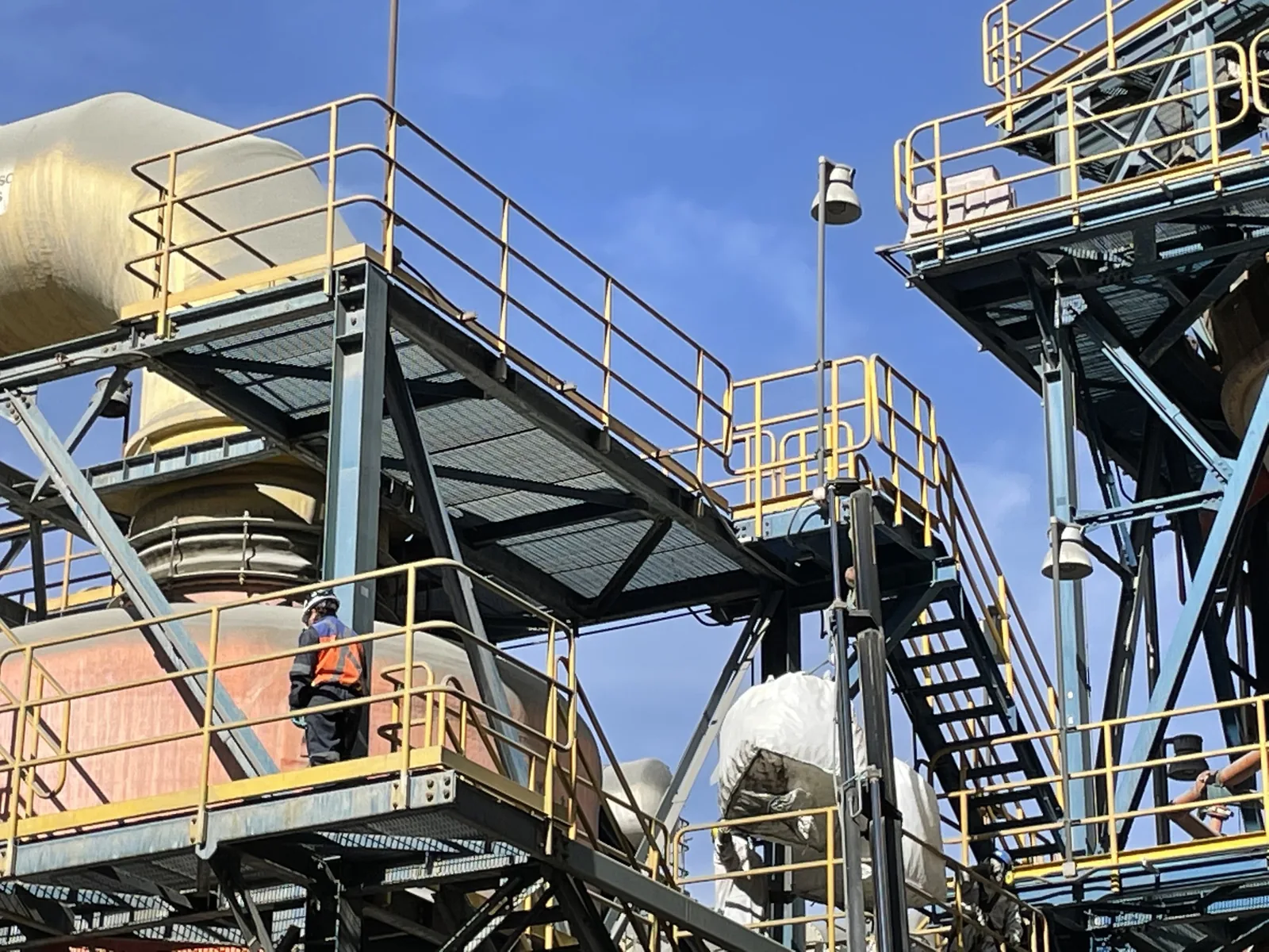 Plataformas y escaleras de la planta de ácido